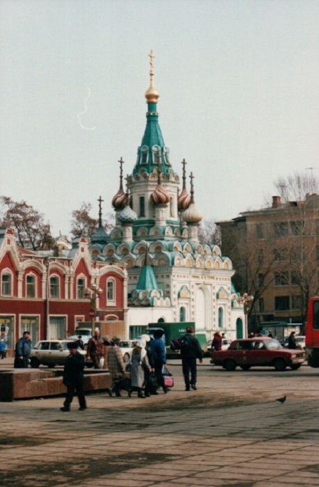 Православная церковь с несколькими раскрашенными куполами не могла не привлечь внимания среди мартовской серости.