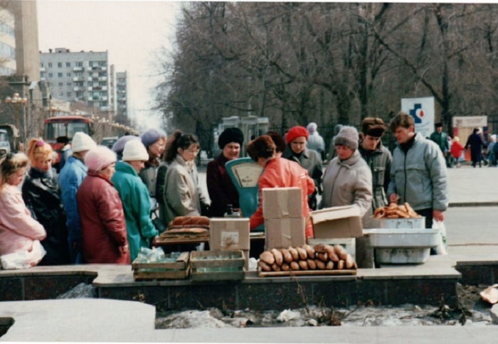 Прямо на улицах города бойкие продавцы успешно торговали жареными пирожками и свежим хлебом.