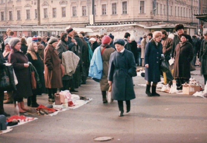 Бабушки-торговки с выставленными на продажу «домашними» вещами – настоящий российский секонд-хенд.