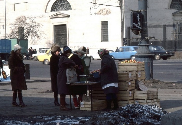 Торговля фруктами на Садовом кольце в районе Парка Культуры.