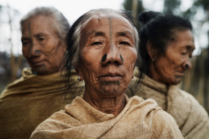 Народ этого племени проживает в северо-восточной Индии и имеет несколько названий: нисю или тани. 