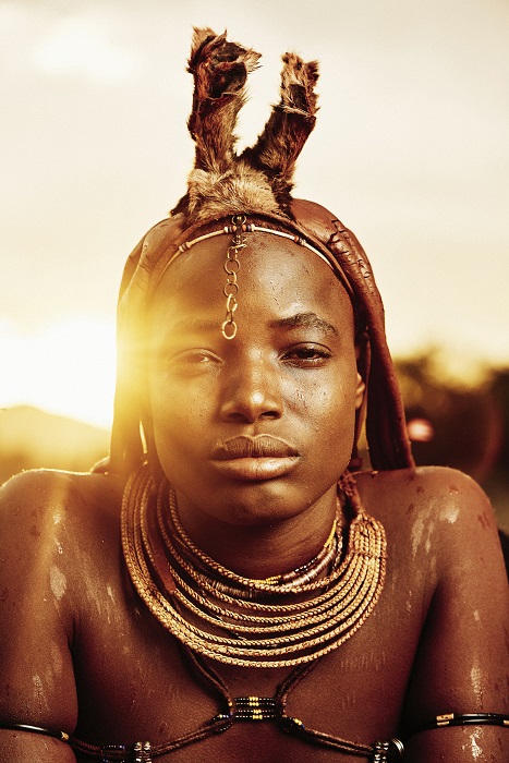 Каждая уважающая себя женщина-химба ранним утром наносит красную краску на тело и украшает себя ожерельями из кожи, железа или латуни, которые они делают своими собственными руками.