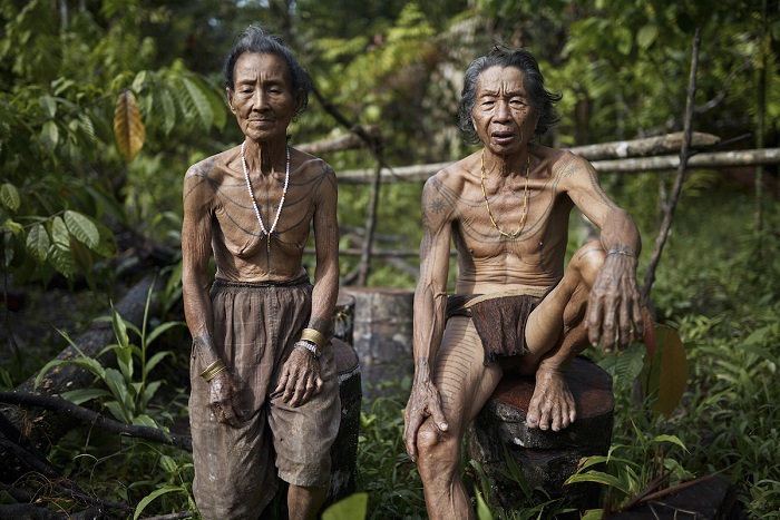 Муж и жена - коренные жители архипелага Ментаваи.