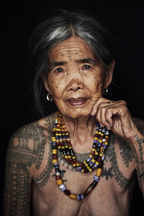 Женщина народности калинга в татуировках по всему телу, которые свидетельствуют о принадлежности к определенному племени.