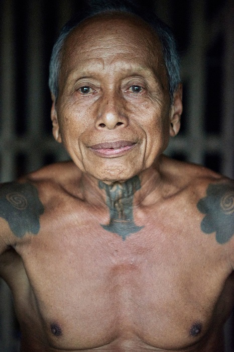 Татуировки украшают тело пожилого воина.