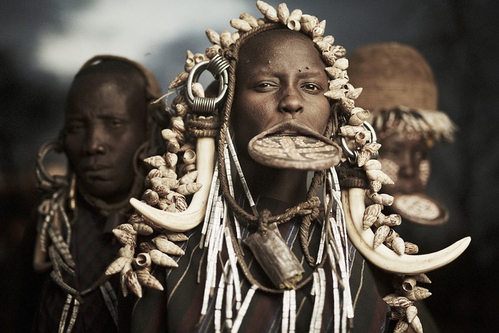 Мурсийская женщина, у которой в нижнюю губу вставлена глиняная тарелка.