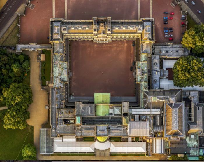 Официальная резиденция Королевы Елизаветы II и всех предшествующих британских монархов в Лондоне.