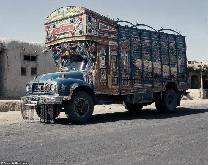 Ярко разукрашенный афганский грузовик с нарисованным на кузове самолетом .