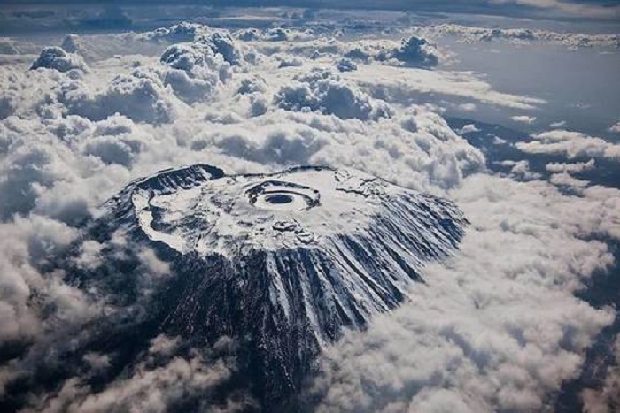 Килиманджаро – самая высокая вершина в Африке, ее высота составляет 5899 метров.