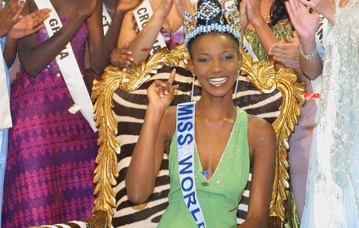 Нигерийская модель, участница конкурсов красоты, стала первой в мире африканской чернокожей «Мисс Мира» в 2001 году.