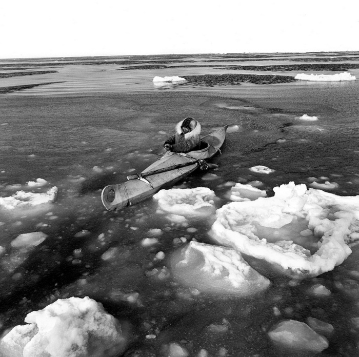 От морской охоты жители Аляски получают основные продукты питания, Берингово море, Тунунак, Аляска, 1975 год.