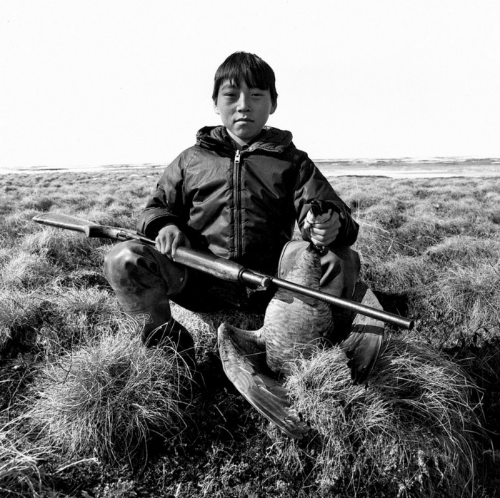 Охота для эскимоса – способ выживания, поэтому обучение проходило с детства.  Ньюток, Аляска, май 1976 год.