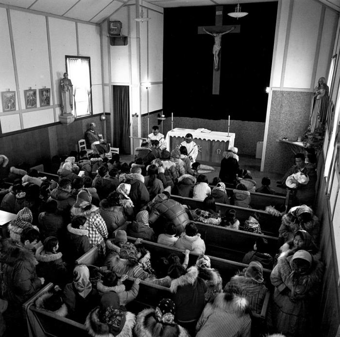 Служба в церкви проводится по воскресным дням. Тунунак, Аляска, апрель 1976 год.