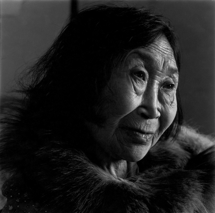 Лицо эскимоской женщины испещрено морщинами. Тунунак, Аляска, апрель 1976 год.
