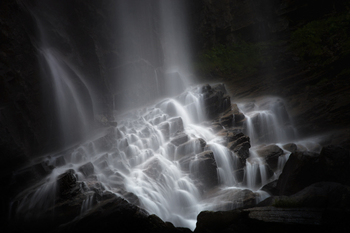 Часть водопада, расположенного в Национальном парке Гран Парадизо, напоминает об очень полезном навыке, столь необходимом в горах, - адаптации к местности и атмосферному давлению.