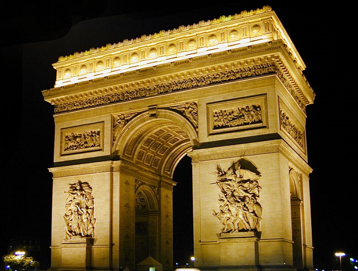 Арка построенная в центре Парижа на Площади Шарля-де-Голля.