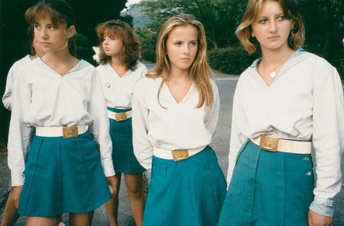 Девочки на отдыхе одеты в форму лагеря «Кипарисный».