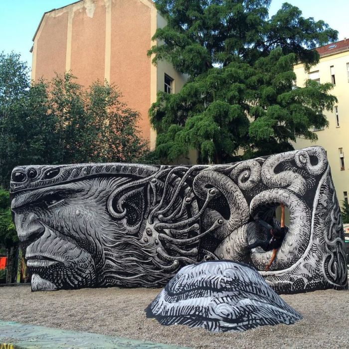 Камень, превращенный художником в произведение искусства – Берлин, Германия (2016 год).
