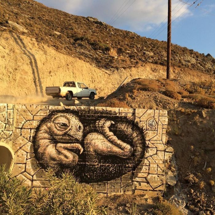 Рисунок, выполненный художником на одном из элементов моста, раположенного на острове Икария, Греция (2016 год).