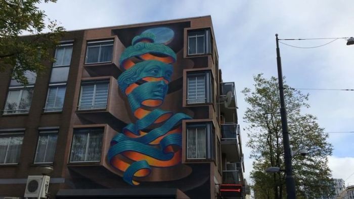 Масштабный рисунок, созданный греческим художником на стенах здания в Роттердаме, Нидерланды (2017 год).