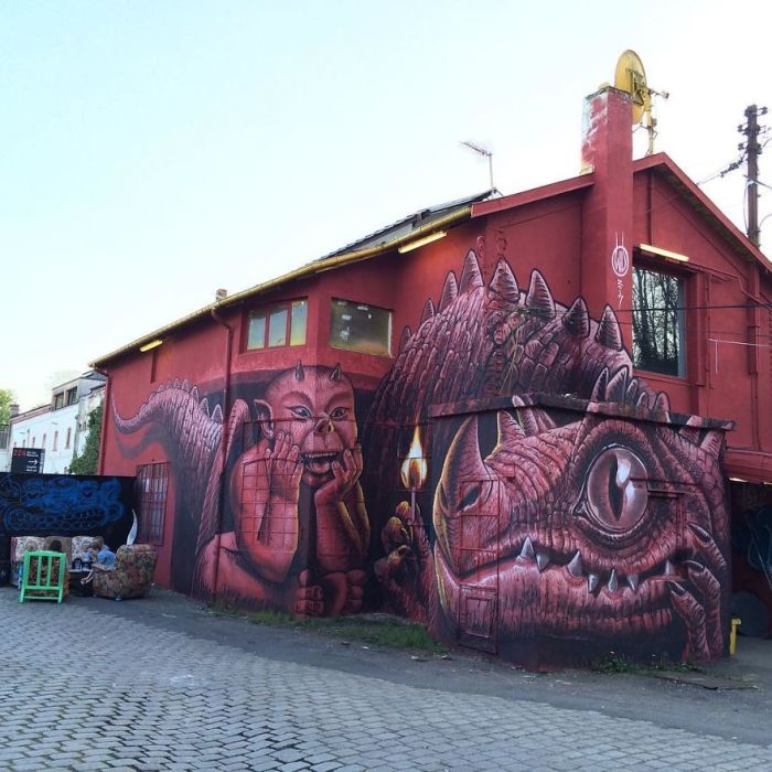 Работа в красных тонах, созданная на стене здания специально для фестиваля стрит-арта во Франции (2017 год).