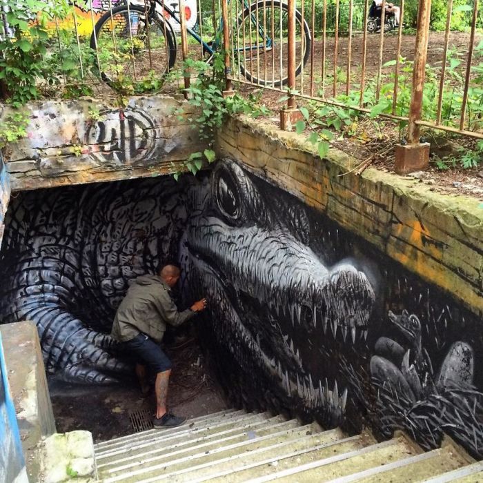 Художник создает картину на стене подземного пешеходного перехода в Берлине, Германия (2016 год).