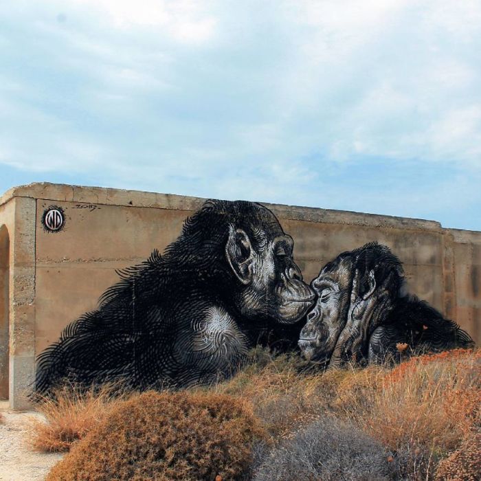 Монохромный стрит-арт, созданный художником на стене здания на острове Наксос, Греция (2015 год).