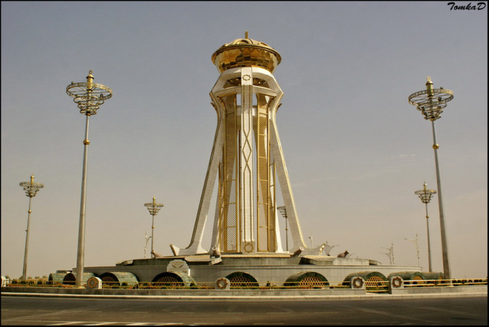 Монумент олицетворяет тот факт, что Туркменистан является родиной белой пшеницы.