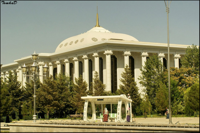Новое здание парламента Туркмении.