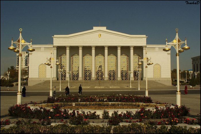 Самый крупный в Туркменистане театр, расположен в центре Ашхабада.