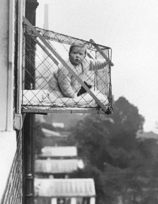 Клетка изобретена в 1937 году для прогулок детей на свежем воздухе за окном.