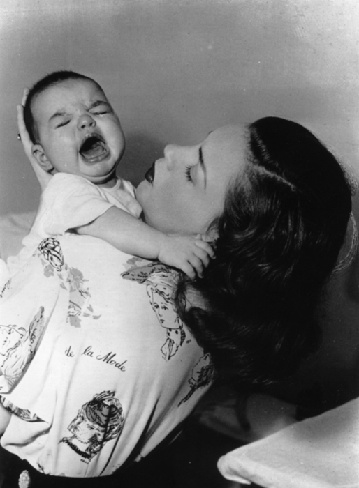 Плачущая Лайза с мамой Джуди Гарленд, май 1947 года.