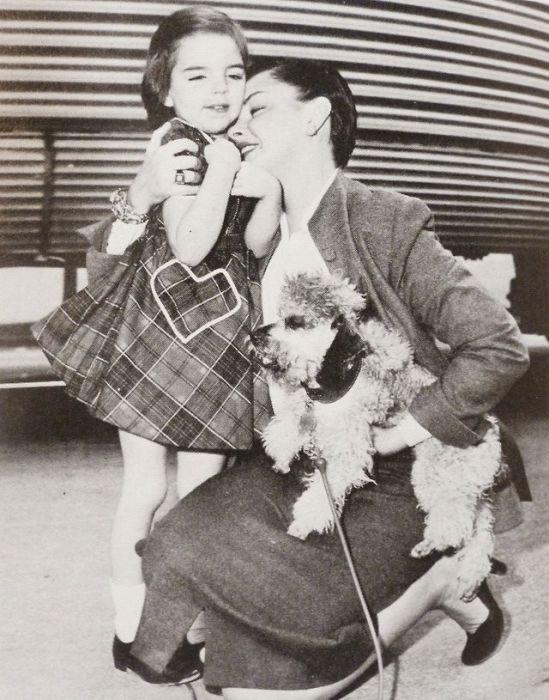 Мать обнимает встречающую дочь Лайзу на вокзале по приезду из Нью-Йорка, 1950 год.