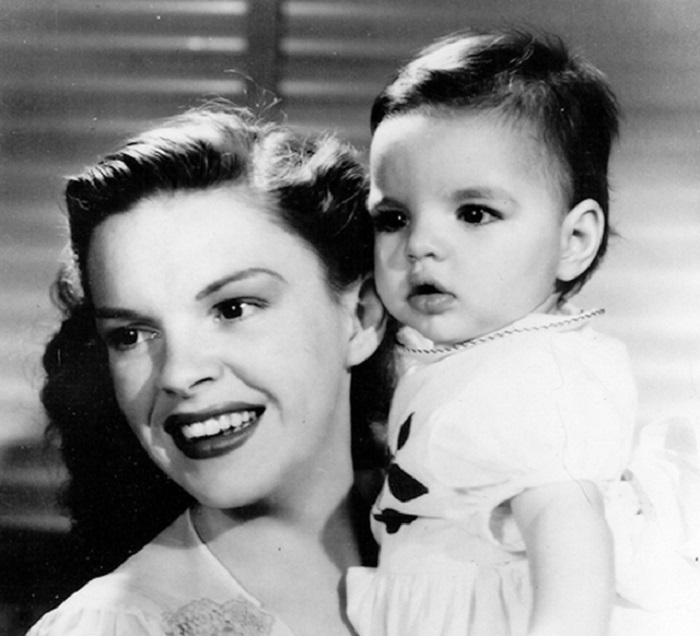 Замечательные фотографии известной актрисы и певицы Лайзы Миннелли в младенчестве.
