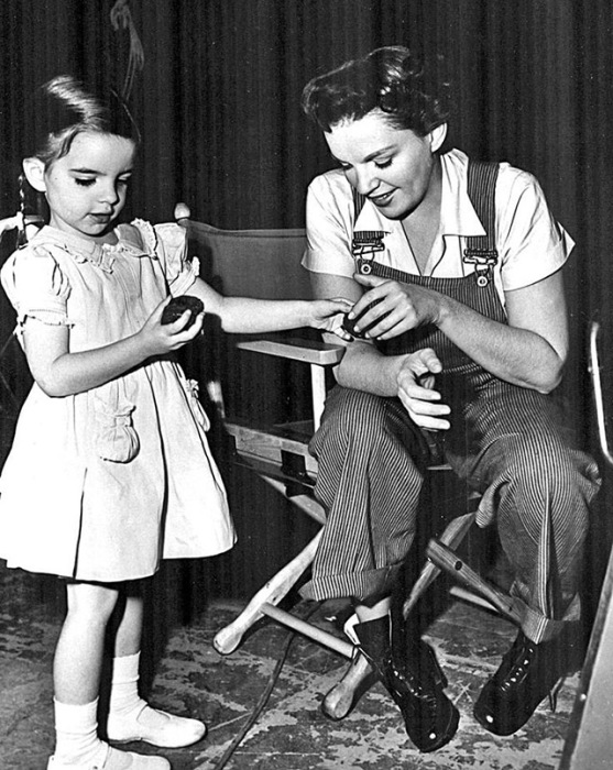 Лайза Минелли с мамой Джуди Гарленд на летней площадке, 1950 год.
