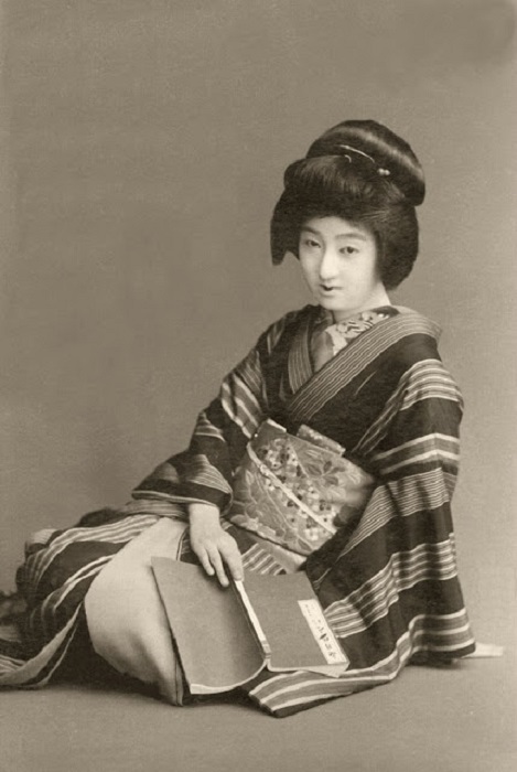 Красивая японская девушка в национальной одежде.