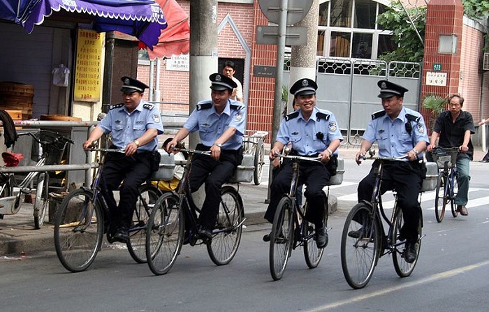 Полицейские на велосипедах.