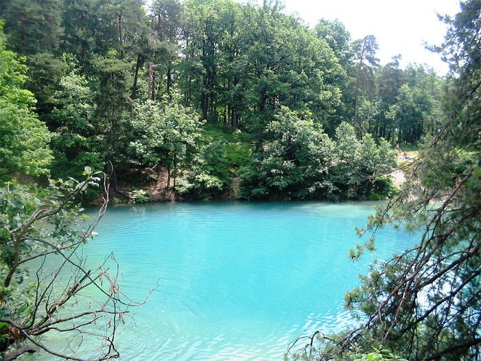 Уникальное в мире озеро, которое меняет цвет в зависимости от освещения.