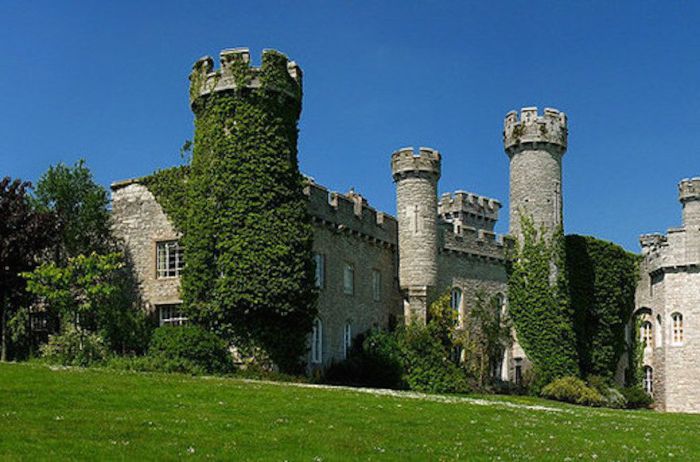 Замок был построен в 1460 году, но в 1820 году его перестроили, придав вид настоящего норманнского замка.