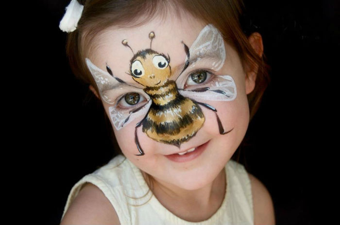 Пчелка, нарисованная на лице ребенка.