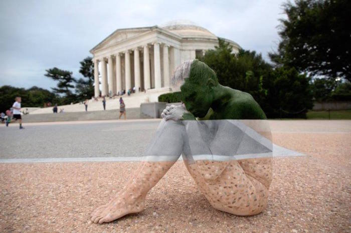 Разрисованная модель как будто растворилась на фоне Верховного суда США.