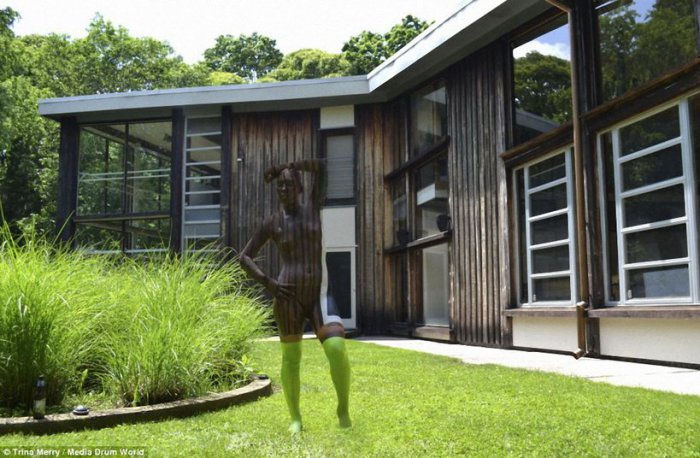 Раскрашенная модель на фоне дома художника-экспрессиониста Виллема де Кунинга.