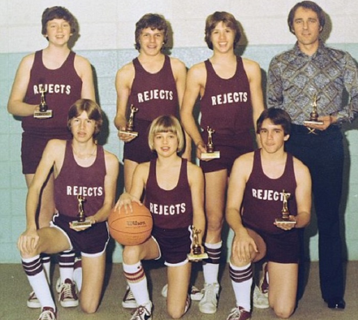 Брэд (в первом ряду в центре) с баскетбольной командой, 1977 год.