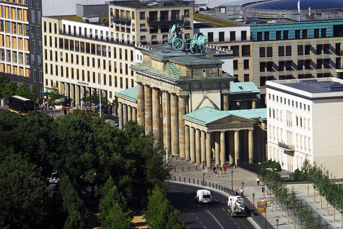 Бранденбургские ворота являются одним из символов Берлина.