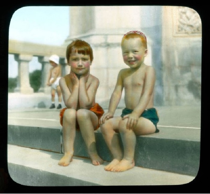 Мальчишки на ступеньках у библиотеки имени Ленина.