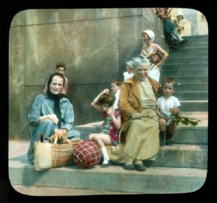Женщины и дети на ступеньках библиотеки имени Ленина.