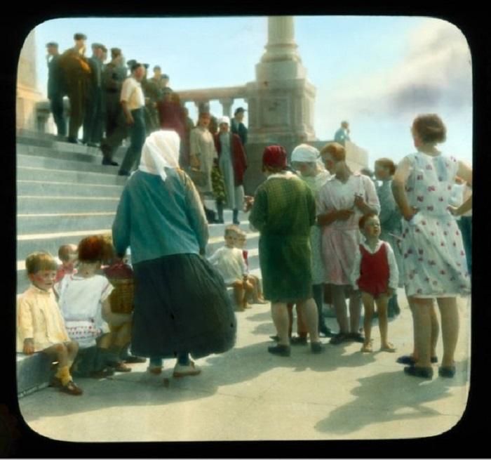 Группа людей на ступенях библиотеки имени Ленина.
