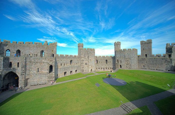 Один из наиболее впечатляющих замков короля Эдуарда I и одна из величайших крепостей Европы.