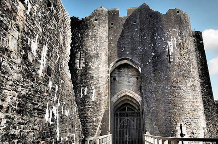 Один из самых больших норманнских замков, расположенный в одноименном городе-графстве на территории южного Уэльса.