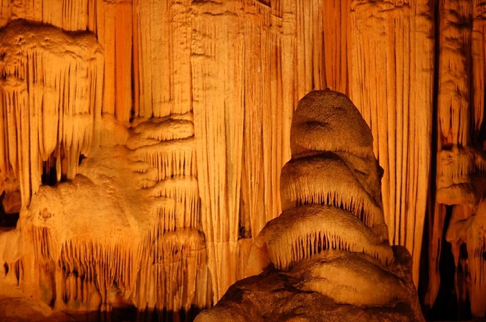 Пещеры расположены на плато Кару и входят в десятку самых интересных и посещаемых мест Южной Африки.